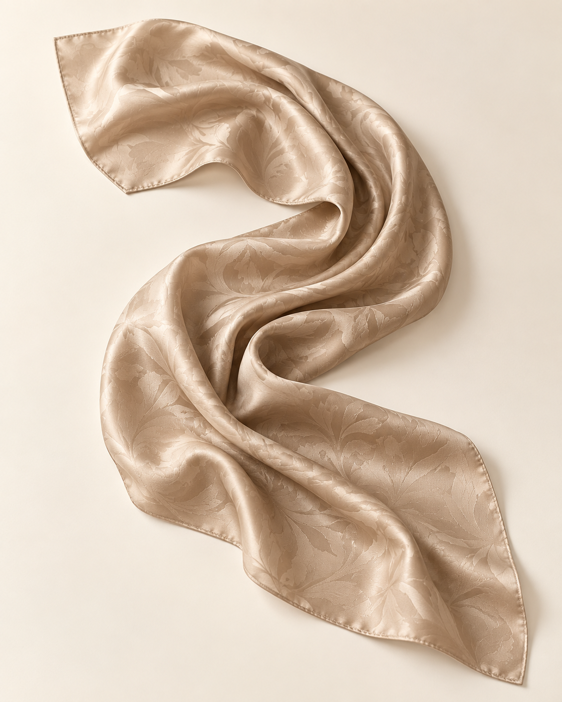 Illustration d’un voile sable aux plis lumineux sur fond ivoire